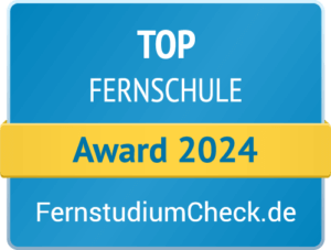 Das Bild zeigt das Siegel von FernstudiumCheck, die uns 2024 den Award als Top-Fernschule verliehen hat.